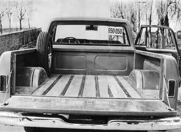 Dodge D-100 V8